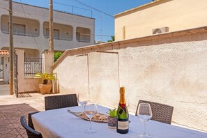 تناول الطعام بالخارج