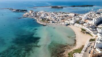 Una spiaggia nelle vicinanze
