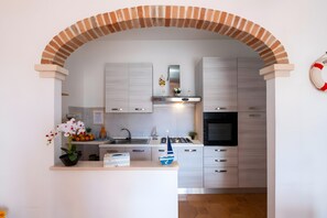 Refrigerador, placa de cocina, utensilios de cocina