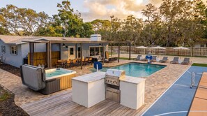 Utomhuspool och uppvärmd pool