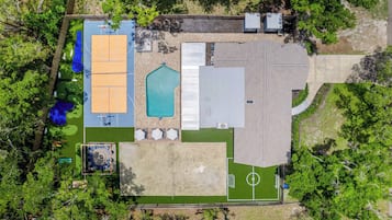 Alberca al aire libre y alberca climatizada