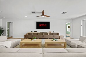 Smart-tv, bordtennisbord, bøger, stereoanlæg