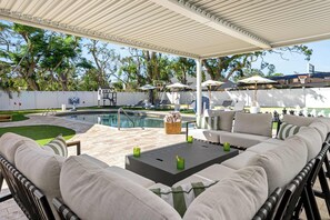 Een buitenzwembad, een verwarmd zwembad