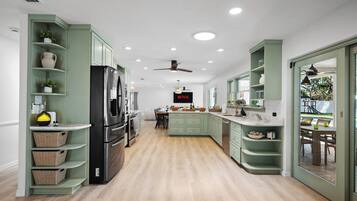 Een koelkast, een magnetron, een oven, een kookplaat