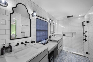 Douche, sèche-cheveux, serviettes fournies, savon