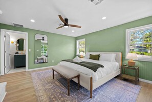 6 soveværelser, pengeskab på værelset, skrivebord, strygejern/strygebræt