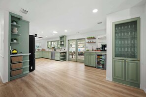 ثلاجة، ميكروويف، فرن، موقد طهي مسطح