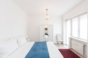 2 habitaciones, escritorio y tabla de planchar con plancha 
