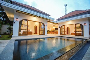 Deluxe Villa, Pool View | Desk, free WiFi - Bukti Garden Villa (Kubutambahan)