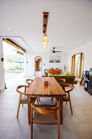 Deluxe villa, uitzicht op zwembad | Een bureau, gratis wifi