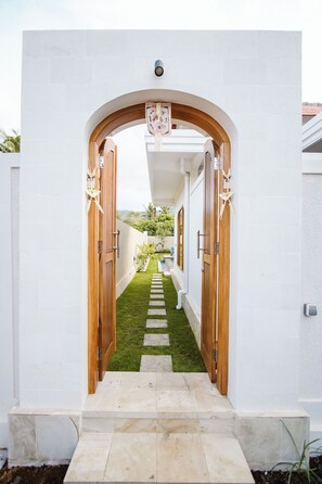 Deluxe villa, uitzicht op zwembad | Een bureau, gratis wifi