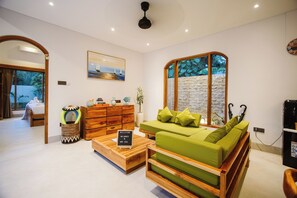 Villa Deluxe, vistas a la piscina | Escritorio y wifi gratis