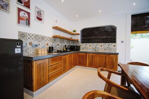 Deluxe villa, uitzicht op zwembad | Een bureau, gratis wifi