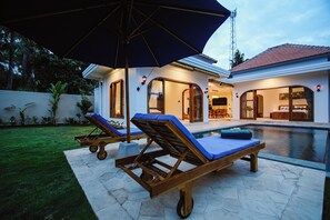 Villa Deluxe, vistas a la piscina | Escritorio y wifi gratis