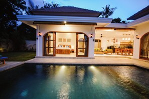 Deluxe Villa, Pool View | Desk, free WiFi - Bukti Garden Villa (Kubutambahan)