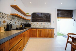 Deluxe villa, uitzicht op zwembad | Een bureau, gratis wifi