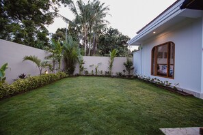 Deluxe villa, uitzicht op zwembad | Een bureau, gratis wifi