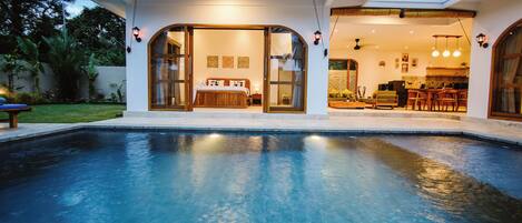 Deluxe-Villa, Poolblick | Schreibtisch, kostenloses WLAN