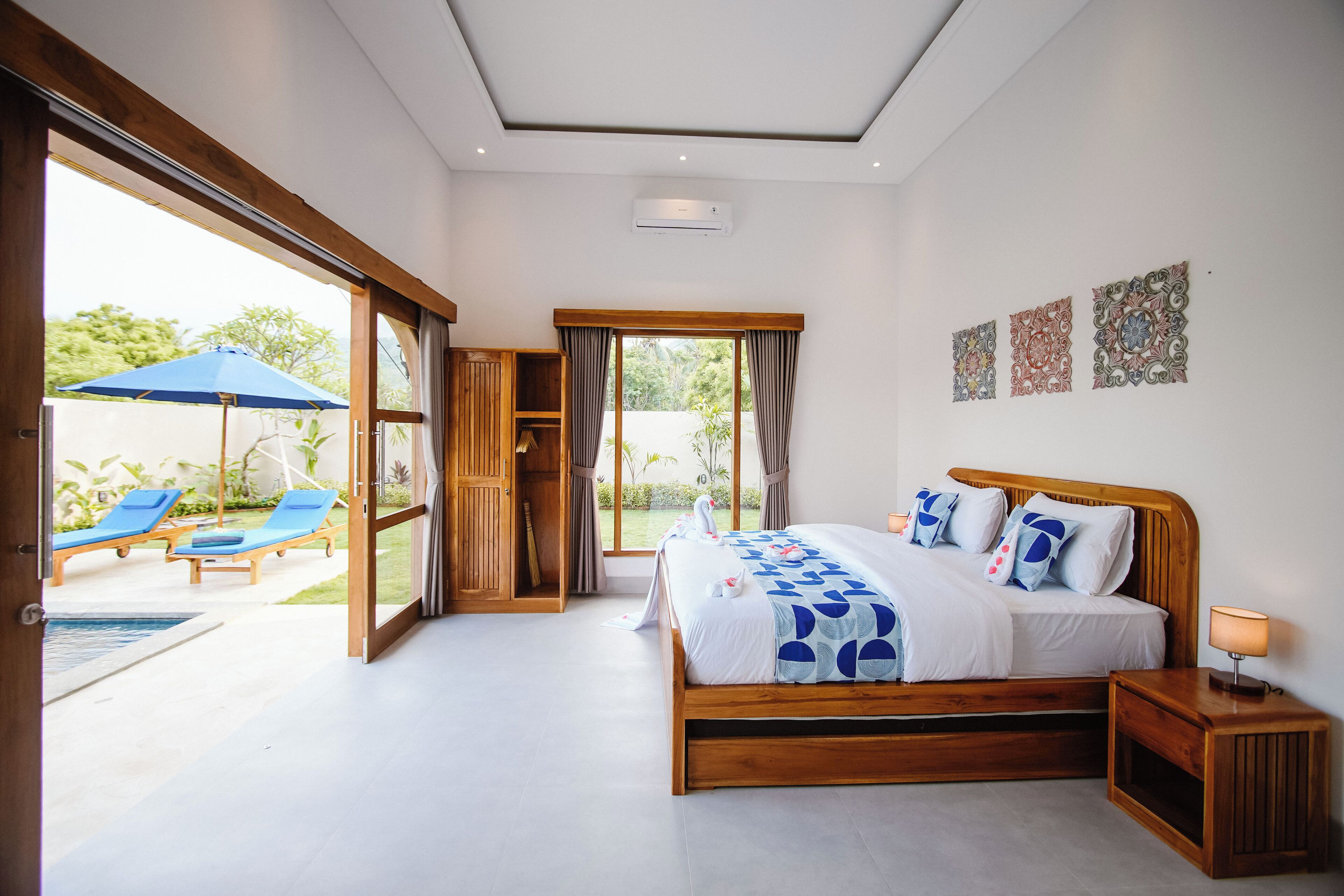Deluxe villa, uitzicht op zwembad | Een bureau, gratis wifi