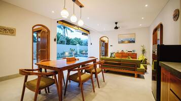 Villa Deluxe, vista a la alberca | Escritorio y wifi gratis