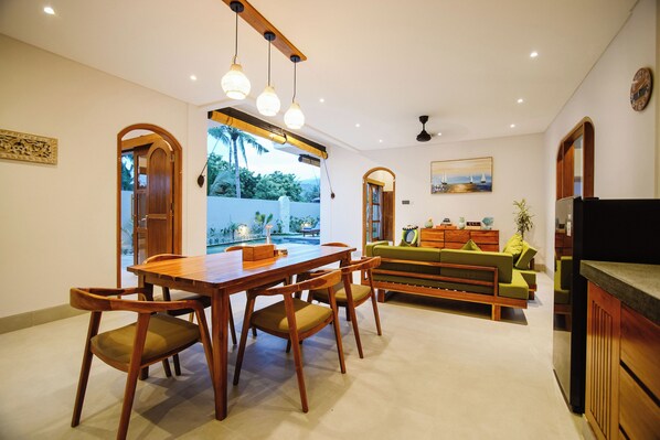 Villa Deluxe, vistas a la piscina | Escritorio y wifi gratis