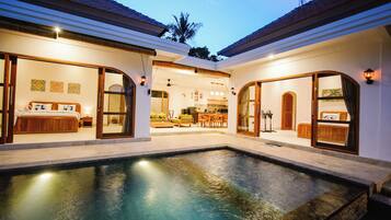 Deluxe-Villa, Poolblick | Schreibtisch, kostenloses WLAN