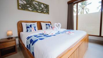 Deluxe-Villa, Poolblick | Schreibtisch, kostenloses WLAN