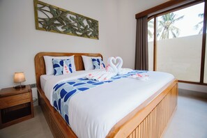 Villa Deluxe, vistas a la piscina | Escritorio y wifi gratis