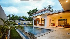 Villa Deluxe, vistas a la piscina | Escritorio y wifi gratis