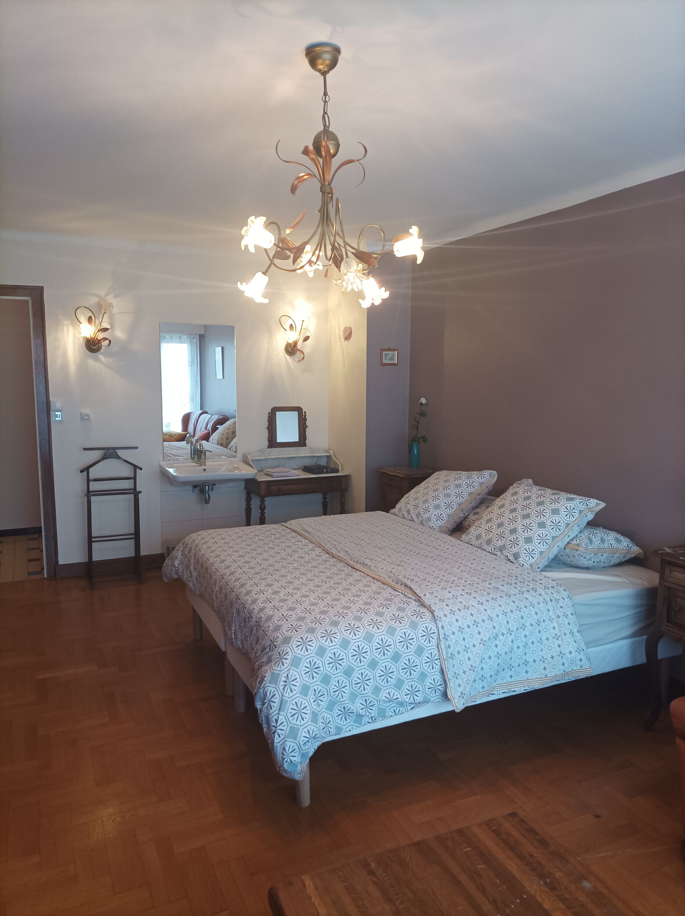 Iron/ironing board, WiFi, bed sheets