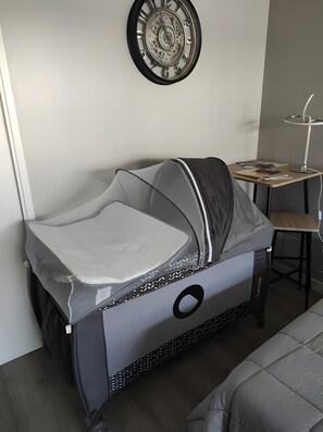 Desk, iron/ironing board, WiFi, bed sheets
