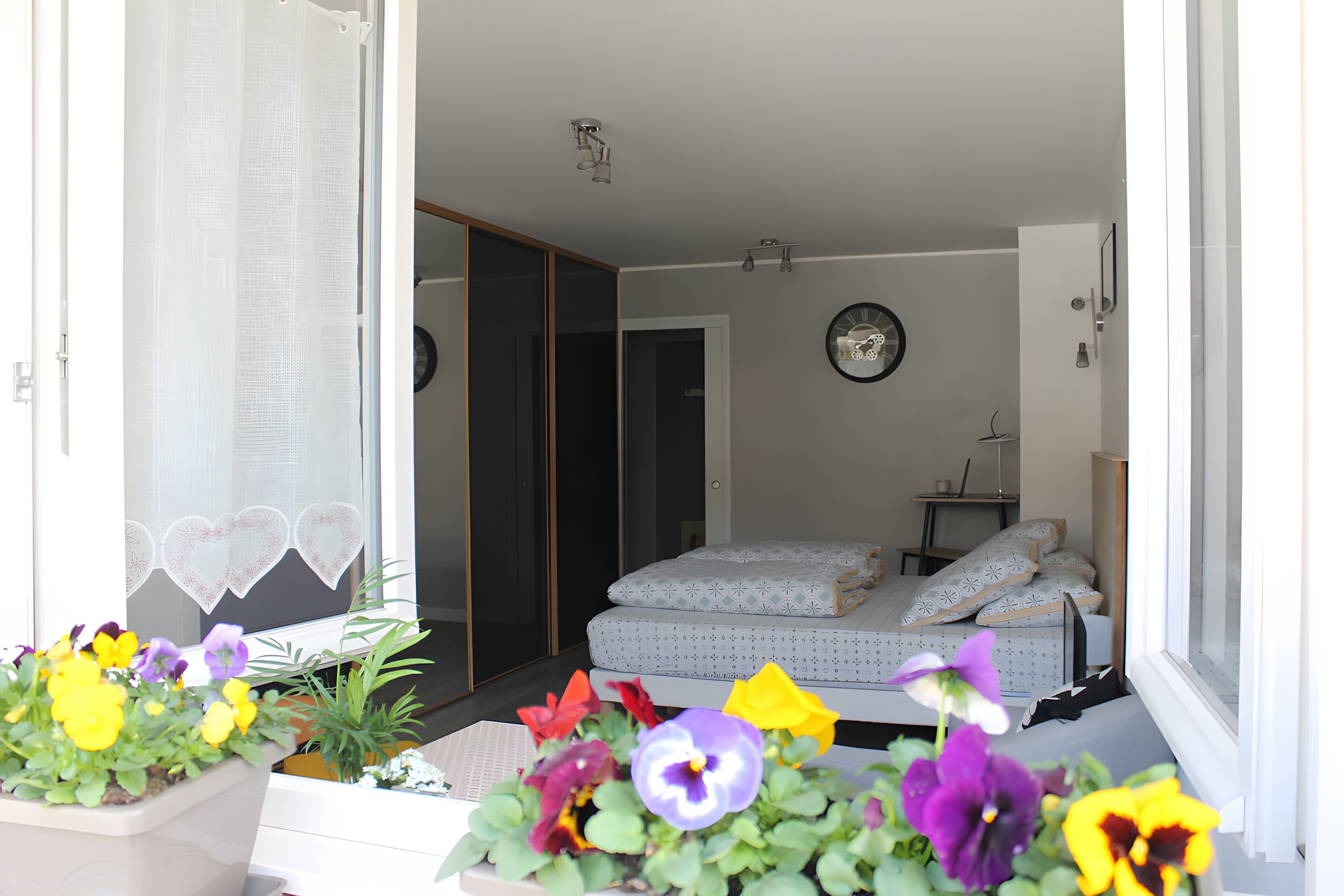 Desk, iron/ironing board, WiFi, bed sheets