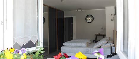 Escritorio, tabla de planchar con plancha, wifi y ropa de cama