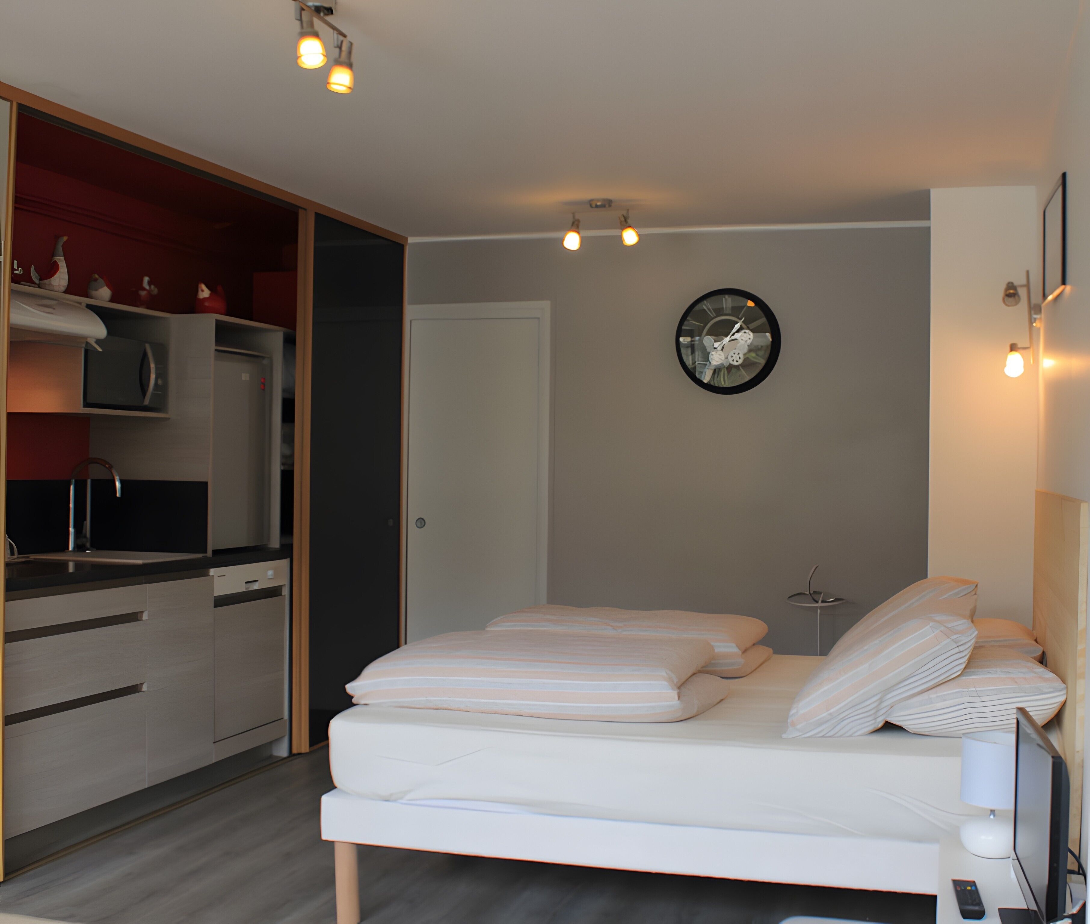 Desk, iron/ironing board, WiFi, bed sheets