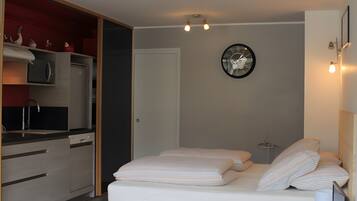 Desk, iron/ironing board, WiFi, bed sheets