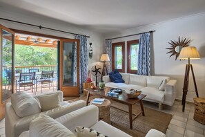 Living area - Villa Ramina located on the seafront in the old town of Cala Dor. (Santanyí)