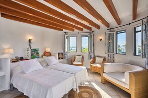 4 bedrooms, iron/ironing board, free WiFi - Villa Ramina located on the seafront in the old town of Cala Dor. (Santanyí)