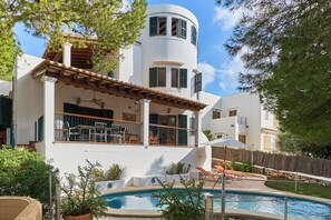 A modern house with a pool, a covered patio, and a large balcony. - Villa Ramina located on the seafront in the old town of Cala Dor. (Santanyí)
