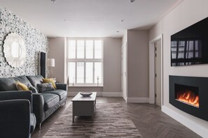 Televisión, chimenea, libros