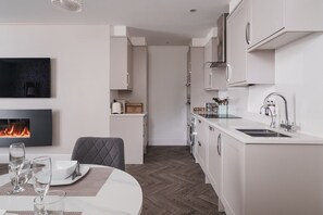 Fridge, microwave, oven, stovetop - Old Village Shop, Ambleside, central, cosy retreat (Ambleside)