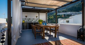 Outdoor dining - Lovely house, large roof terrace, 10 minutes from the beach! (Ojén)