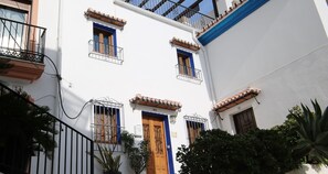 تفاصيل الفندق من الخارج