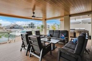 Outdoor dining - Port Mandurah Artisan – Luxury on the Canal with Jetty & Spa Suites (Halls Head)