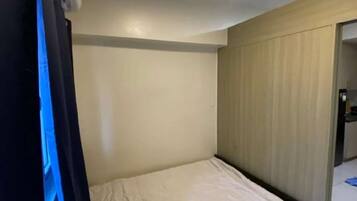 1 bedroom, desk, WiFi, bed sheets