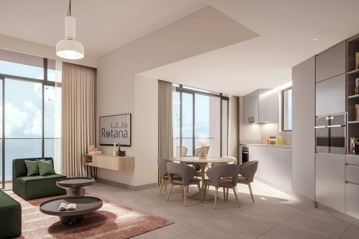Un apartamento moderno con sala de estar, comedor y cocina. Hay un ventanal con vista al cielo.