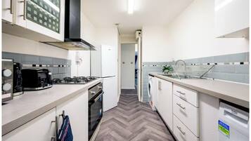 Kühlschrank, Herdplatte, Wasserkocher mit Kaffee-/Teezubehör