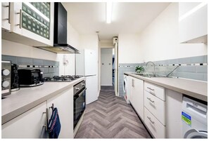 Kühlschrank, Herdplatte, Wasserkocher mit Kaffee-/Teezubehör