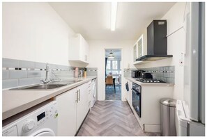 ثلاجة، موقد طهي مسطح، ماكينة لصنع القهوة/الشاي، مستلزمات طهي/أطباق/أوعية