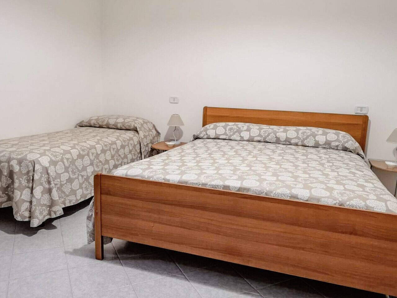 3 bedrooms, desk, WiFi, bed sheets
