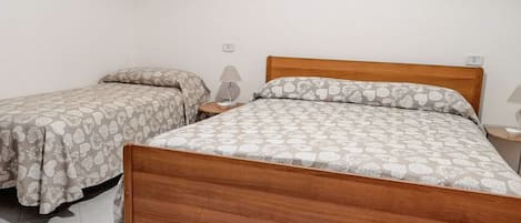 3 bedrooms, desk, WiFi, bed sheets